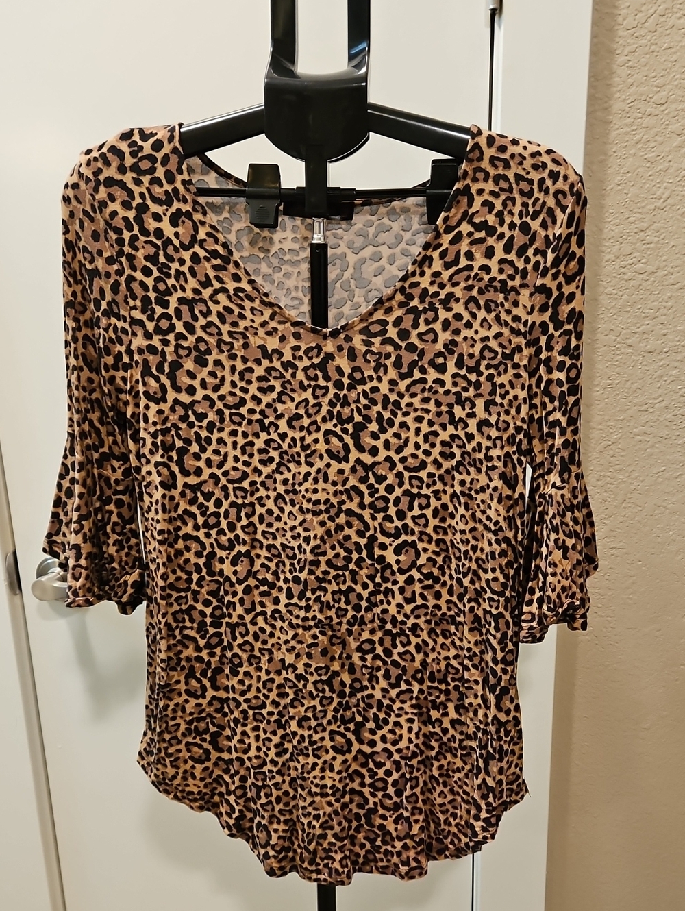 Women's Leopard Print V-Neck Long Sleeve Tee - Brown
